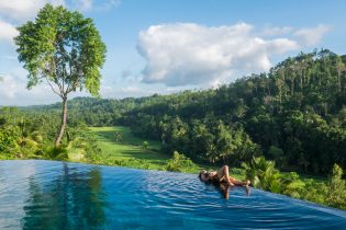 Beautiful,Young,Traveler,Is,Relaxing,In,The,Pool,Lying,On